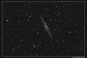 NGC 891 ist eine Spiralgalaxie im Sternbild Andromeda. Aufnahme von Michael Kunze.
